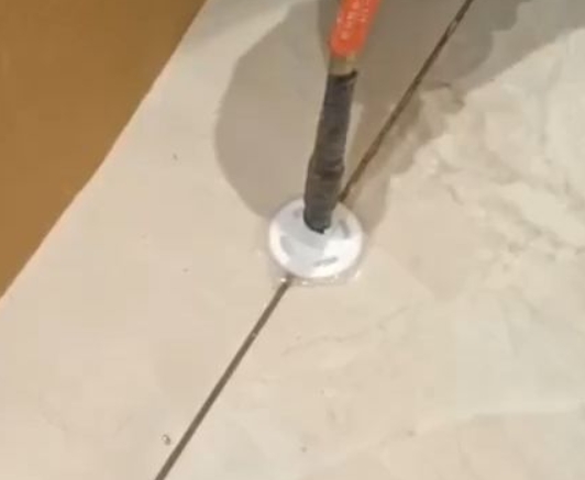 昂昂溪瓷砖空鼓维修公司专业解答瓷砖在铺贴过程中，如果没有涂抹均匀到位的粘结材料（如水泥砂浆或瓷砖胶），可能会导致以下问题